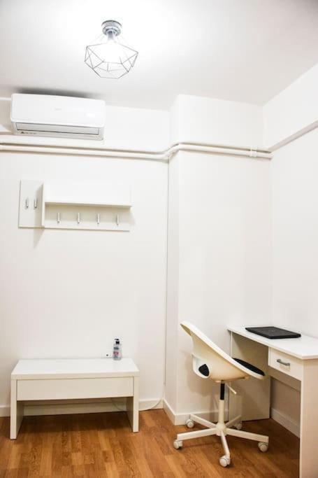 Newly Renovated-City Center Apartment Афины Экстерьер фото