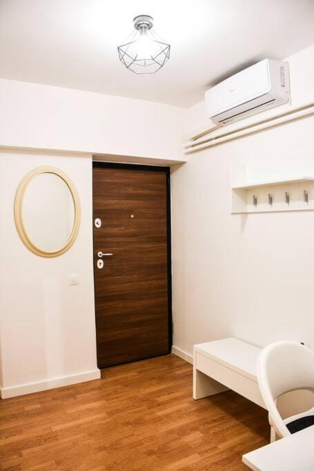 Newly Renovated-City Center Apartment Афины Экстерьер фото