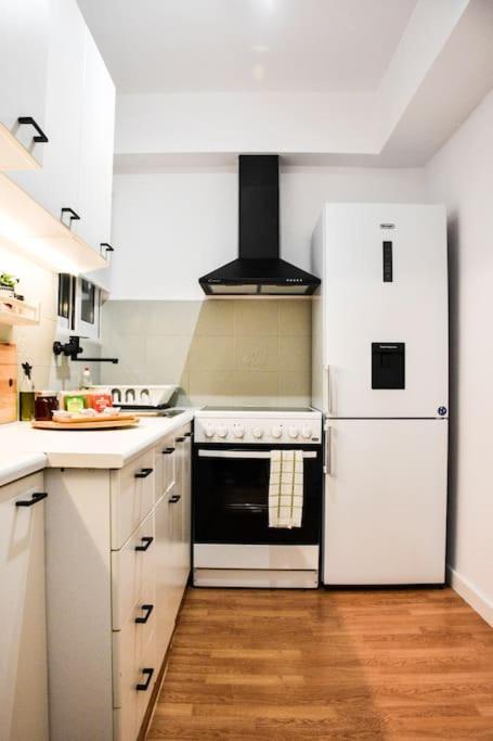 Newly Renovated-City Center Apartment Афины Экстерьер фото